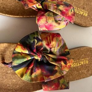 Like new Kenneth Cole Reaction floral bow cork thong sandal, size 8